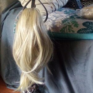 NWT! Luxurious Light Blonde Hair Clip